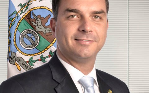 Moraes suspende por 90 dias visitas de Flávio a Jair Bolsonaro